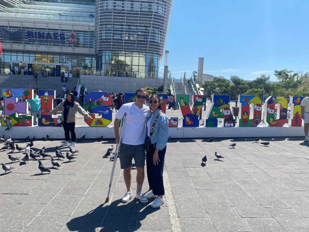 Fanáticos internacionales recorren el Centro Histórico de San Salvador en la antesala del primer concierto de Shakira en el país.