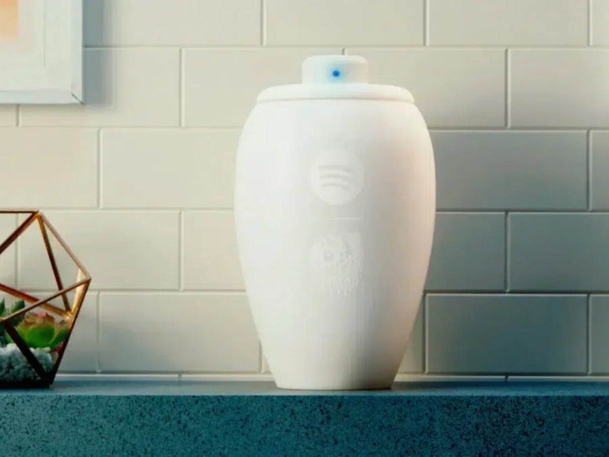 Spotify desarrolló la urna en colaboración con Liquid Death como parte de una campaña de edición limitada en Estados Unidos.