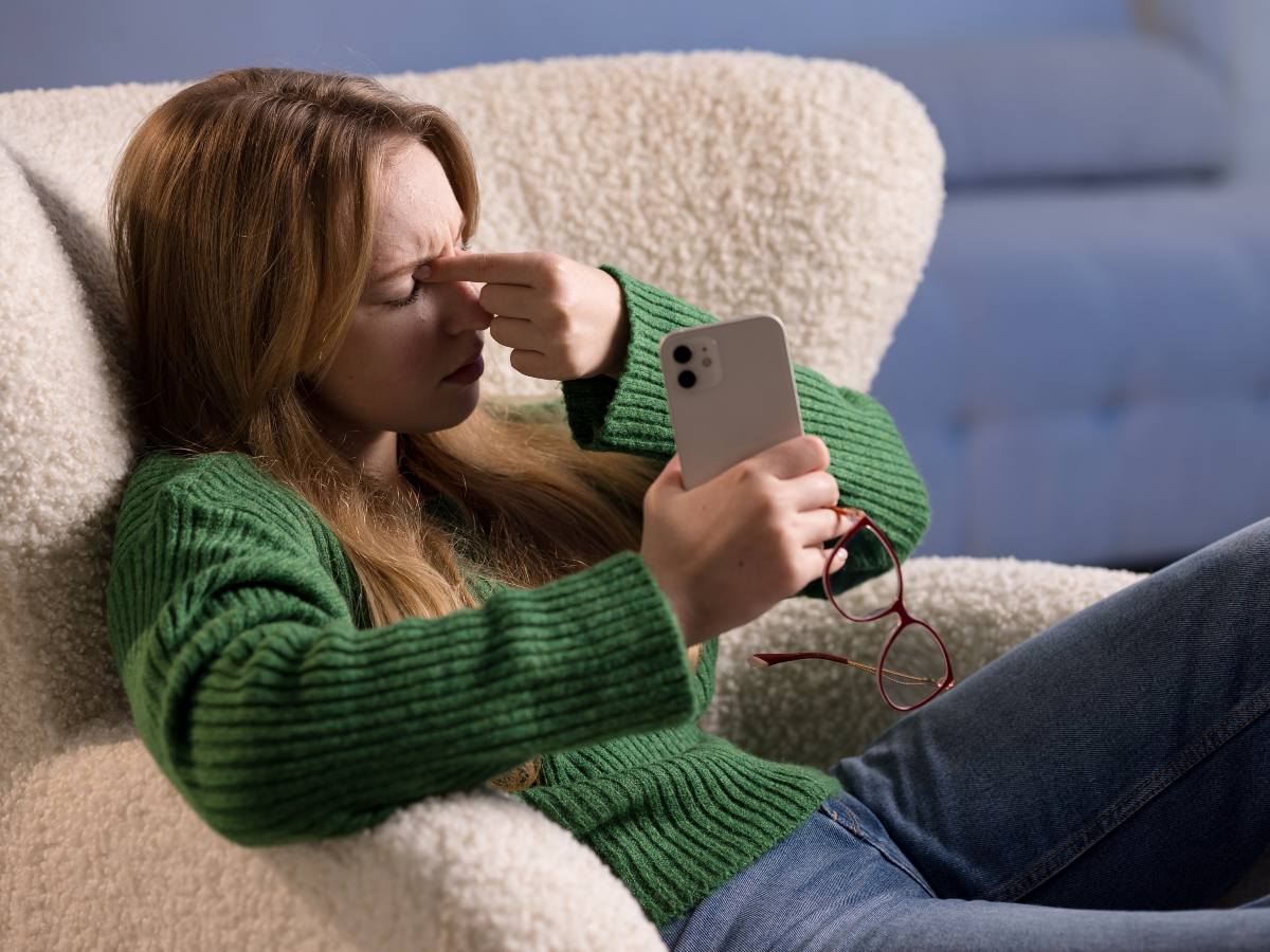 El uso prolongado de pantallas puede afectar la salud visual si no se adoptan hábitos adecuados de prevención y descanso ocular.