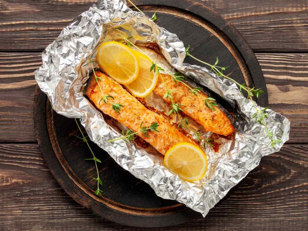 La cocción al papilote conserva jugos y aromas, logrando un resultado suave y lleno de sabor en cada bocado. 