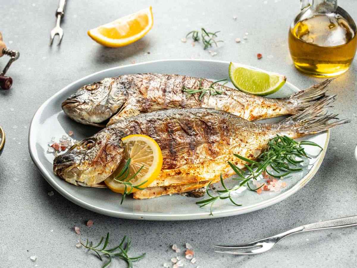 El pescado a la parrilla es una opción ideal para los viernes, con sabores intensos y una preparación sencilla que resalta la frescura del pescado.