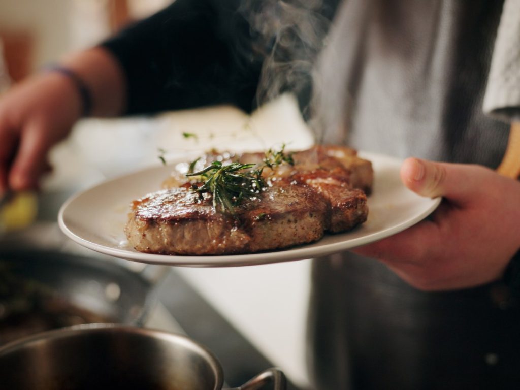 Los viernes de Cuaresma invitan a la abstinencia de carne como signo de penitencia y reflexión, una práctica vigente en la tradición católica.