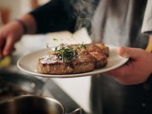 Los viernes de Cuaresma invitan a la abstinencia de carne como signo de penitencia y reflexión, una práctica vigente en la tradición católica.