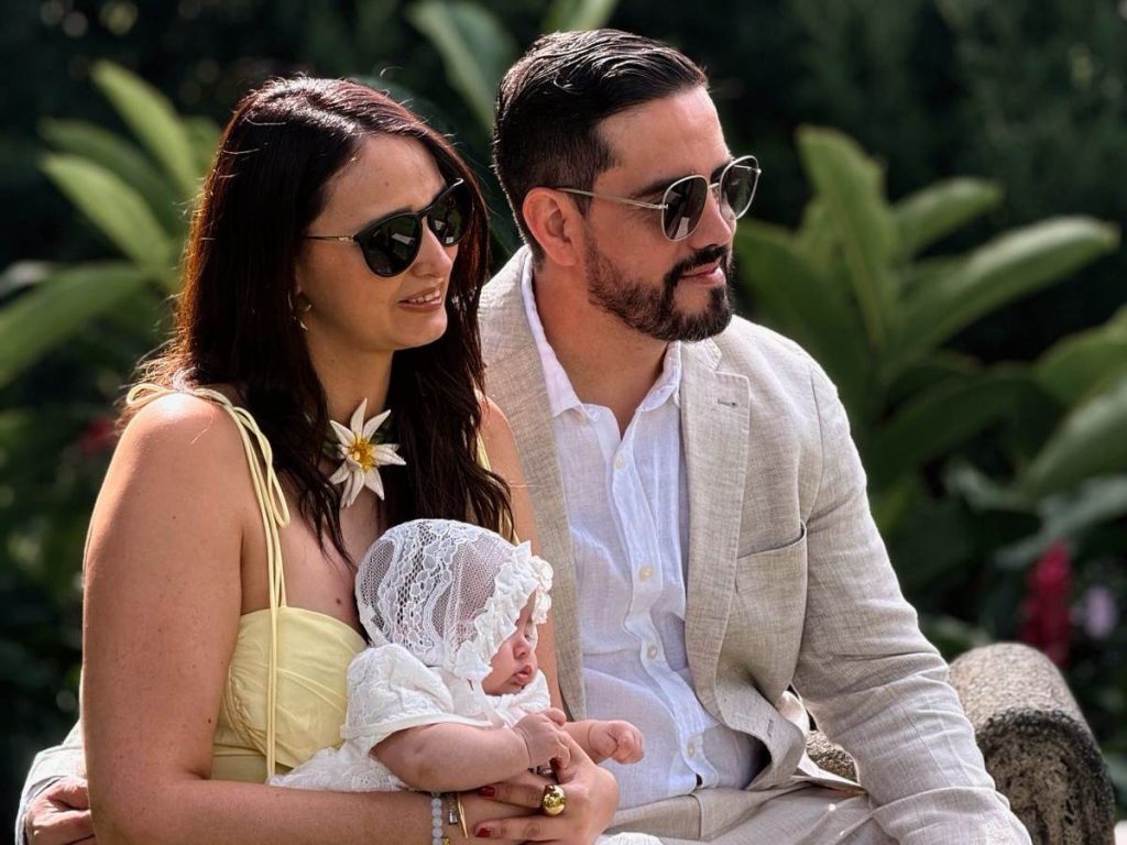 Raquel, su esposo Jaime y su bebé son prueba de que una conversación en una app puede convertirse en una historia de amor y familia en El Salvador.