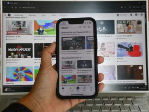 Fotografía que muestra una persona sosteniendo un teléfono móvil con la aplicación Roblox en funcionamiento este martes, en Sídney (Australia).