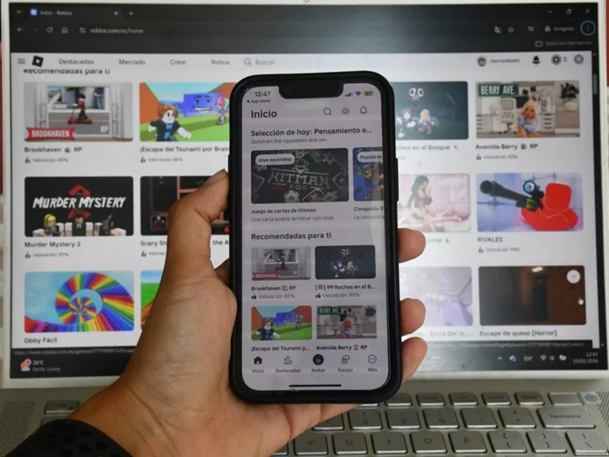 Fotografía que muestra una persona sosteniendo un teléfono móvil con la aplicación Roblox en funcionamiento este martes, en Sídney (Australia).