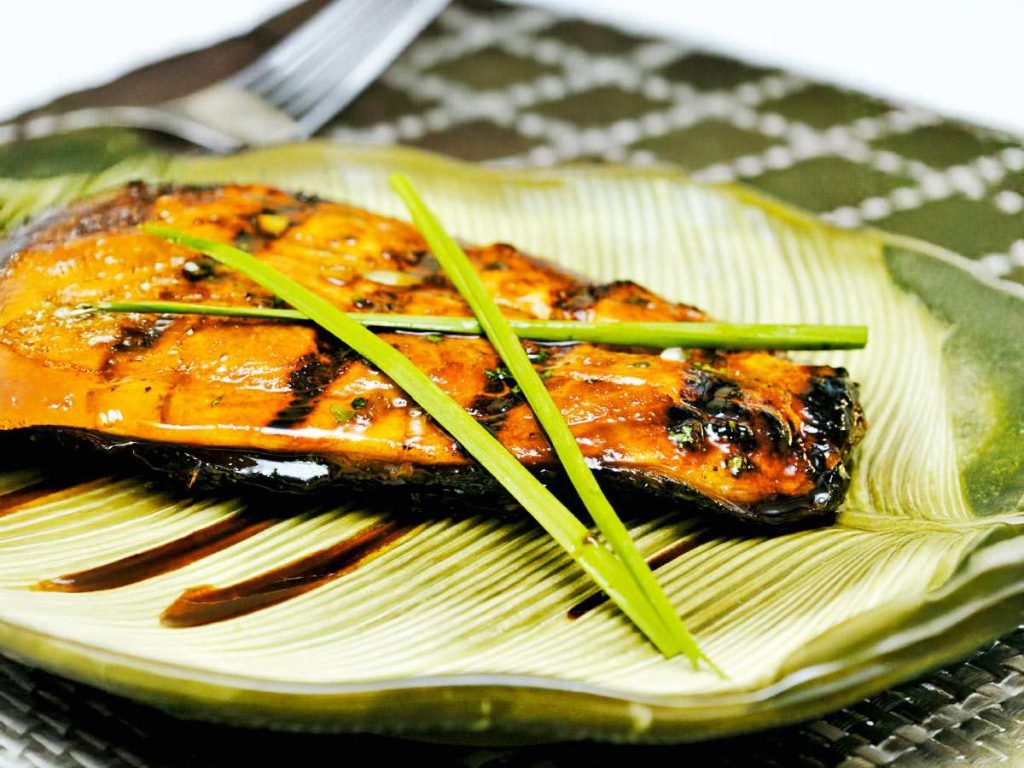 El salmón con toques dulces y cítricos aporta equilibrio y es una alternativa ligera y nutritiva.