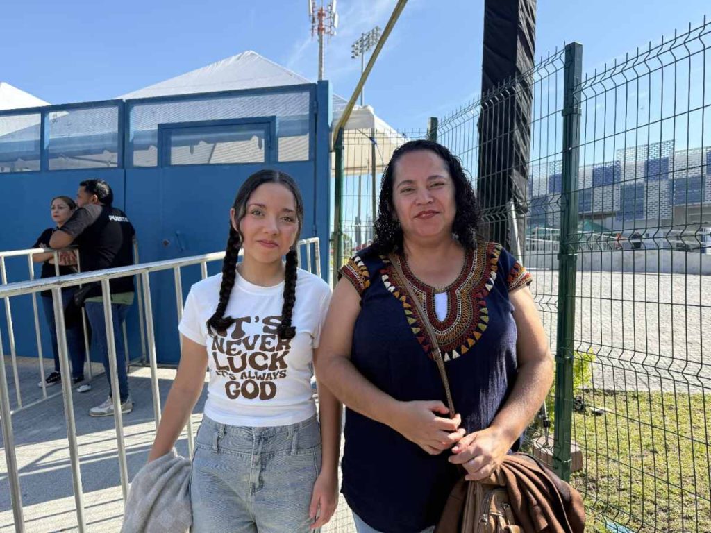 Marian y Mónica Estrada, madre e hija, llegaron desde Guatemala y son las primeras en la fila Preferencial. Esperan ingresar al Estadio Mágico González para ver juntas a Shakira.