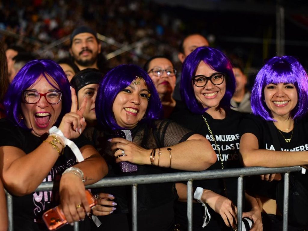 Fans con pelucas moradas celebran la residencia de Shakira y convierten el concierto en una experiencia compartida e inolvidable.