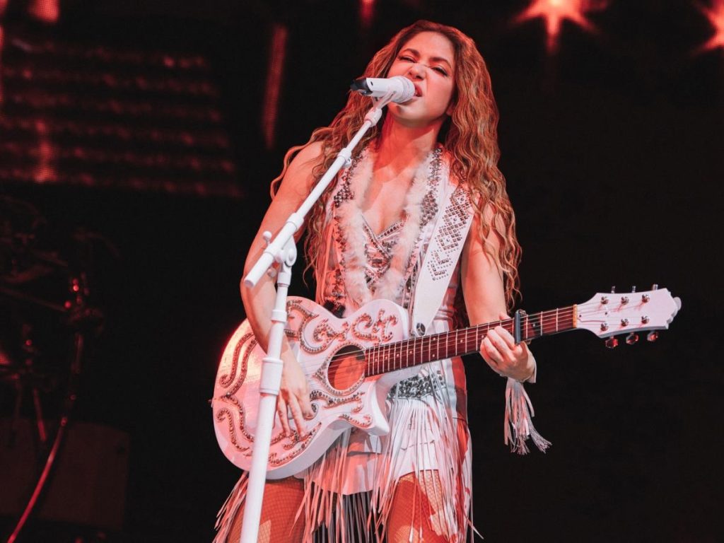 Shakira convirtió un momento inesperado en una muestra de fortaleza y profesionalismo, reafirmando su conexión con el público salvadoreño y su carácter invencible sobre el escenario.