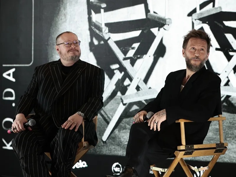 El dúo mexicano Sin Bandera, Noel Schajris (i) y Leonel García, posan durante una rueda de prensa este miércoles, en Ciudad de México (México). 