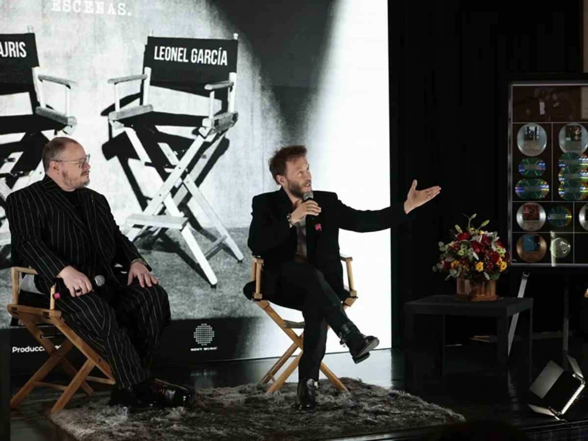 El dúo mexicano Sin Bandera, Noel Schajris (i) y Leonel García, posan durante una rueda de prensa este miércoles, en Ciudad de México (México).