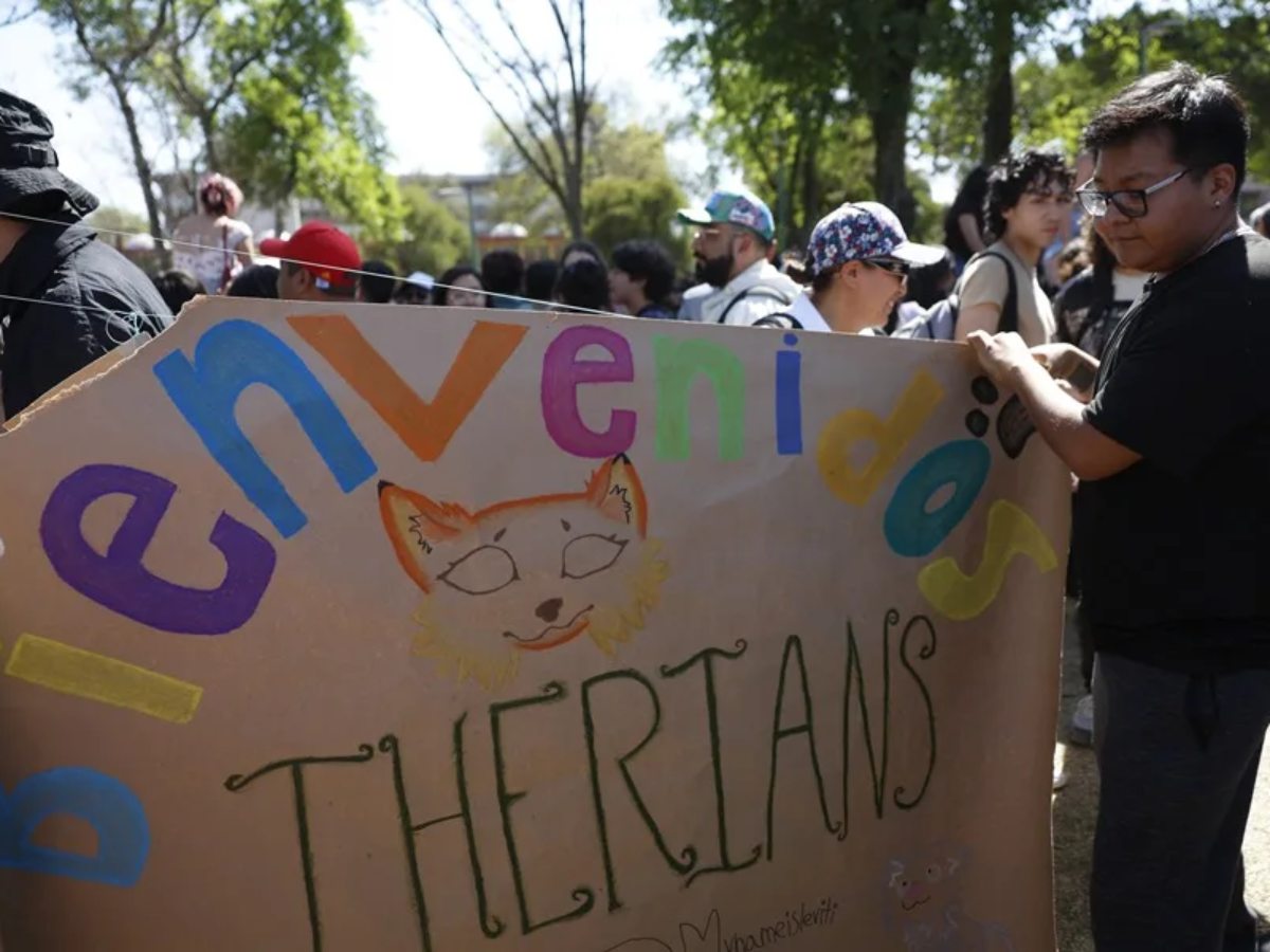 Un joven sostiene un cartel durante la primera reunión de Therians en Ciudad de México.