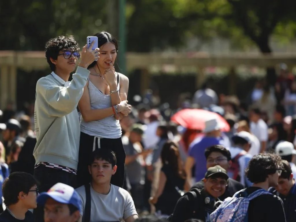 Un grupo de personas asiste a la primera reunión de Therians en Ciudad de México. 
