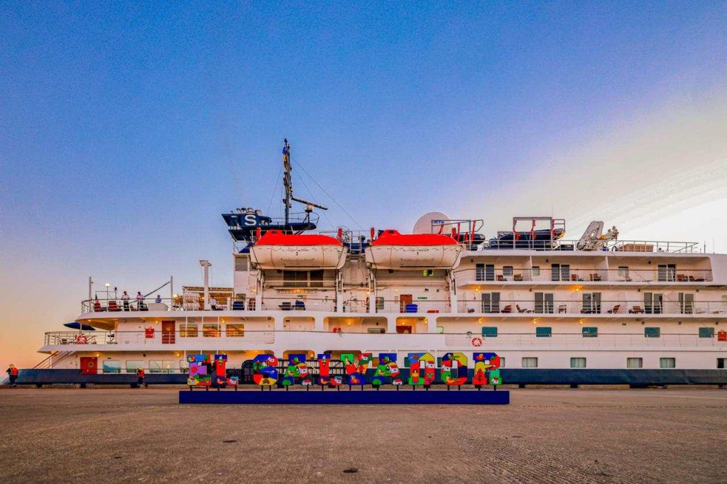 El crucero de expedición de lujo Hebridean Sky, operado por la naviera británica Noble Caledonia, arribó al Puerto de La Unión con más de 100 turistas internacionales.