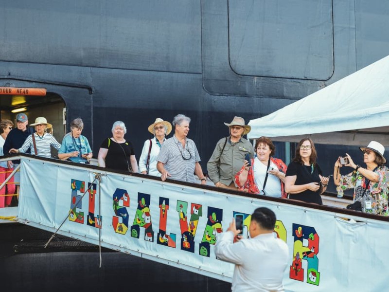 Visitantes internacionales desembarcan del crucero Zuiderdam, en Acajutla, Sonsonate. / Foto X de Secretaría de Prensa