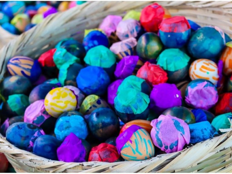 Los huevos chimbos, elaborados con anilina y confeti, son protagonistas del Día de las Comadres en Sonsonate Este.