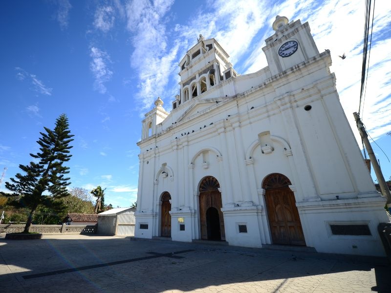 Productores locales exhiben frutas frescas durante la XXV Feria de la Fruta Sampedrana en San Pedro Nonualco.