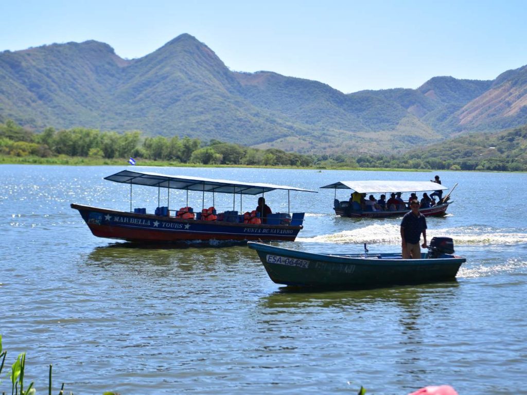 Paseo en lancha en laguna de Olomega. Foto Miguel Lemus