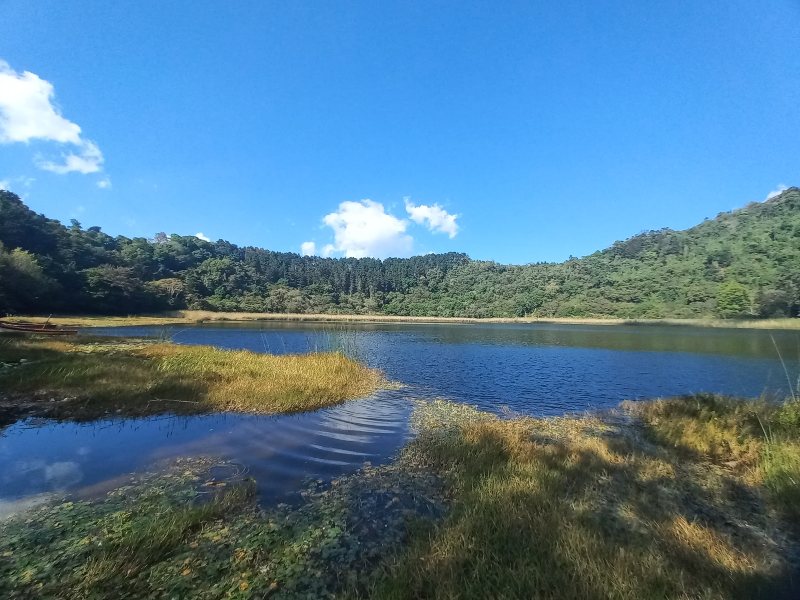 Con un tamaño aproximado de 500 metros de diámetro, la Laguna Verde es uno de los espacios turísticos más importantes de Apaneca. / Foto Carlos Vides, elsalvador.com