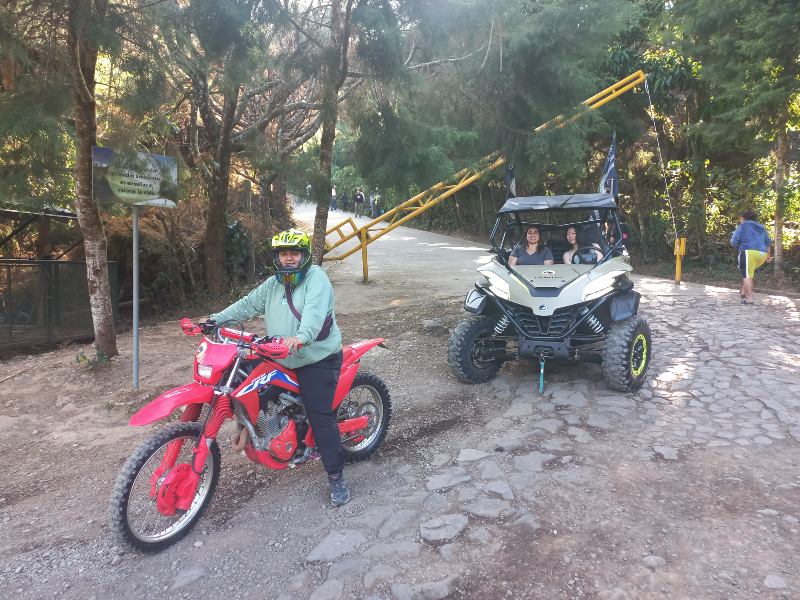 Los recorridos turísticos en transportes como motos, buggies y cuadrimotos incluyen normalmente un paso por la Laguna Verde. Aquí, visitantes de fuera del país pasan a conocer este precioso cuerpo de agua en Apaneca. / Foto Carlos Vides, elsalvador.com