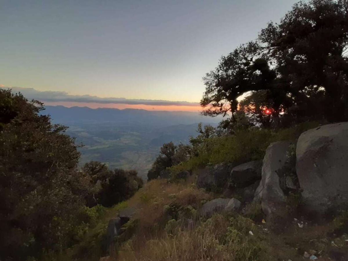 El cráter del volcán Chingo permite acampar en un entorno boscoso, rodeado de naturaleza y clima fresco.