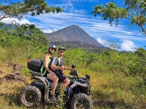 Los tours en cuadrimoto permiten recorrer senderos naturales y paisajes volcánicos, con vistas privilegiadas del volcán de Izalco, en Sonsonate.