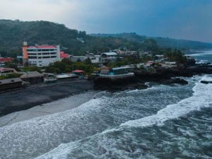 La ola de El Obispo rompe a la derecha junto al muelle del Puerto de La Libertad, desafiando a surfistas experimentados.