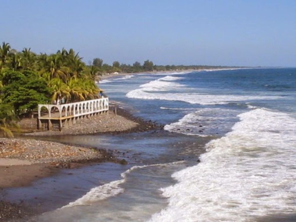 A solo 30 minutos de San Salvador, El Obispo combina adrenalina, gastronomía marina y el ambiente vibrante de Surf City.