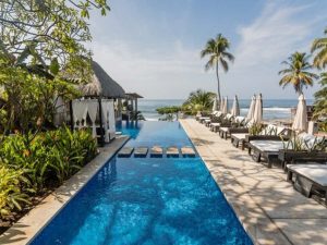 Atardecer sobre el Pacífico salvadoreño desde un resort boutique, donde el diseño y la naturaleza se funden frente al mar.