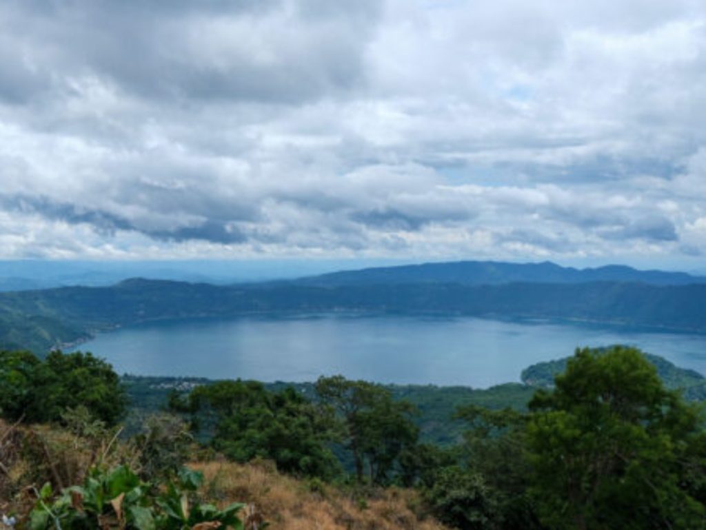 Vista panorámica desde Casa Cristal hacia el volcán de Izalco, uno de los principales atractivos del parque de montaña en el Cerro Verde.