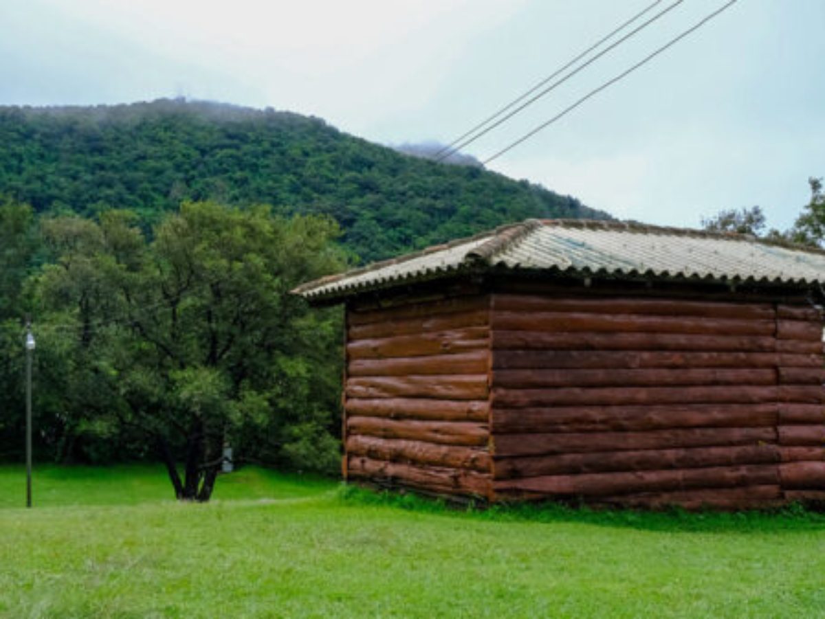 Visitantes disfrutan de las áreas verdes y zonas de camping en Casa Cristal, un destino accesible y familiar en Santa Ana.