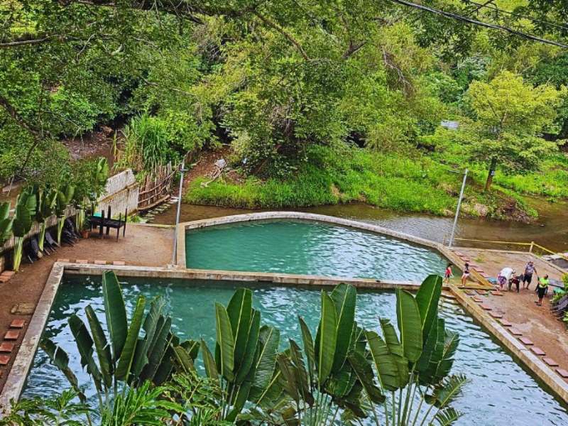Piscinas de aguas termales rodeadas de vegetación en el sector de Zapotitán.
