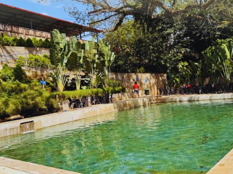 Piscinas de aguas termales rodeadas de vegetación en el sector de Zapotitán.