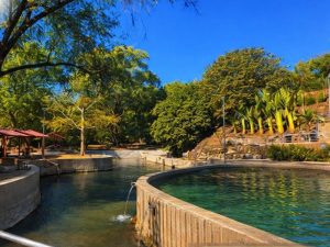 Paisaje que rodea las piscinas de aguas termales en Zapotitán.