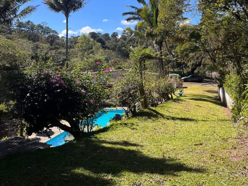 El Balneario Jupula tiene piscina amplia y acceso directo al río Jupula.