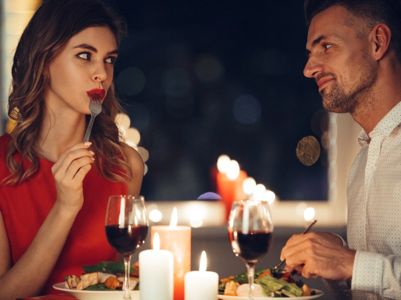 Cadejo La Montaña ofrece un ambiente ideal para una cena romántica, con buena comida, cerveza artesanal y vista privilegiada.