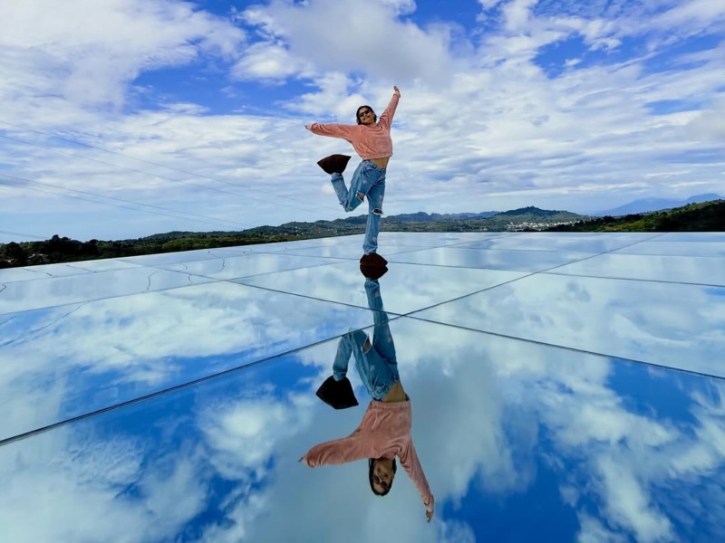 El mirador espejo crea el efecto de caminar sobre las nubes en plena Ruta de las Flores.