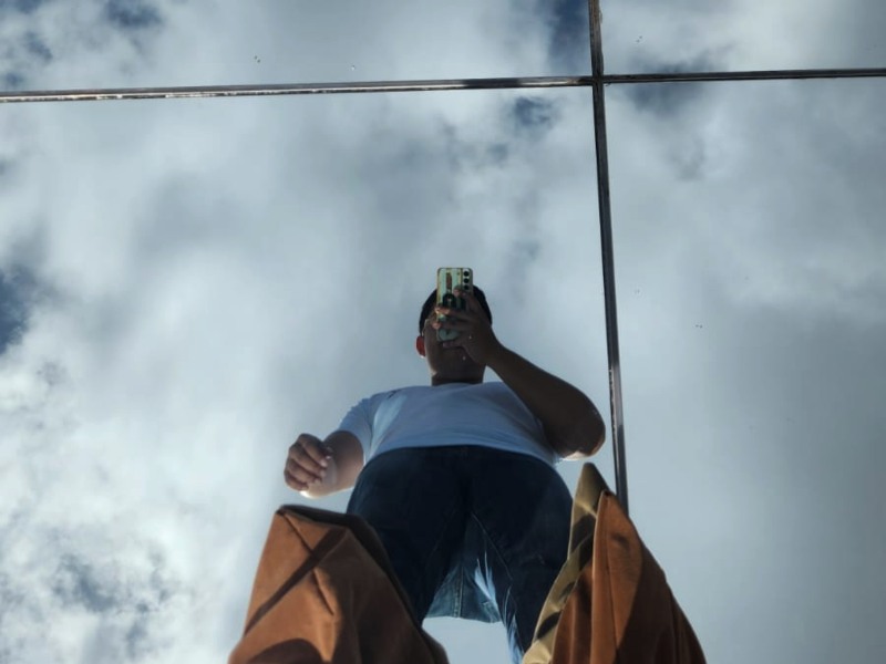 El mirador espejo crea el efecto de caminar sobre las nubes en plena Ruta de las Flores.