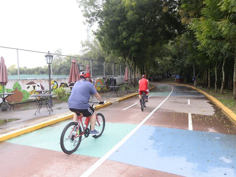 Parque y Complejo Deportivo El Cafetalón, en Santa Tecla, La Libertad, cuenta con 48 manzanas que incluyen áreas verdes, canchas deportivas y pistas para caminar o correr.