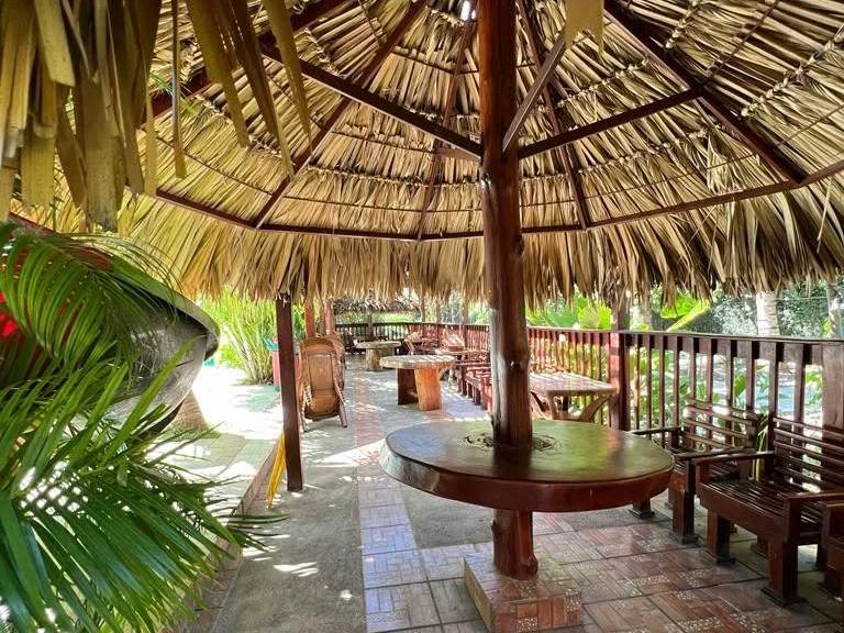 El espacio combina aventura, descanso y entretenimiento en un solo lugar.