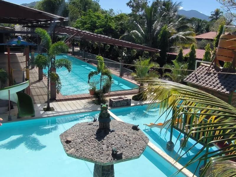 El lugar cuenta con varias piscinas para adultos y niños, ideal para pasar el día en familia.