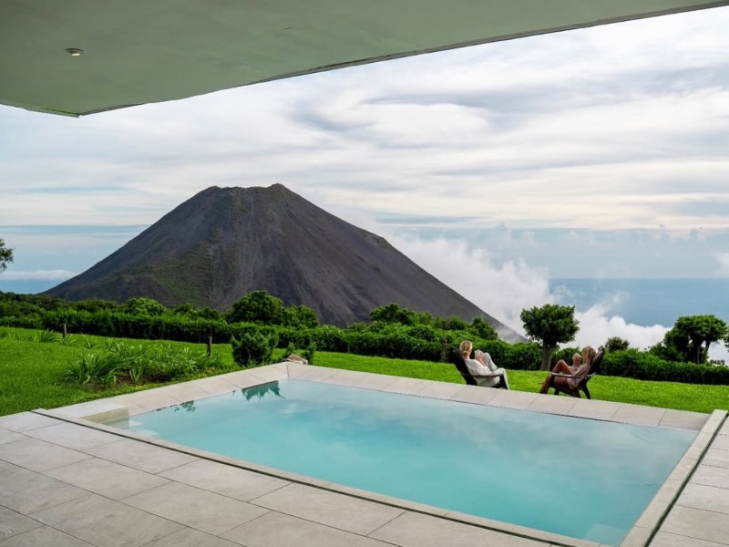 Un chapuzón con una de las mejores vistas al volcán de Izalco.