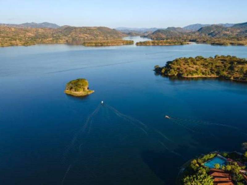 El Lago Suchitlán es perfecto para pasear en lancha, pescar o aventurarte en kayak.