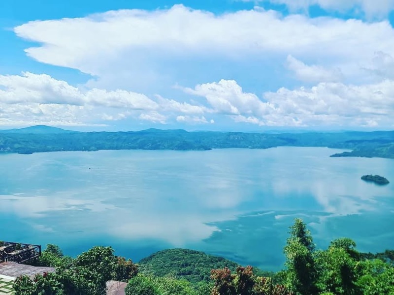 El lago de Ilopango se luce desde uno de los miradores más bonitos de la Carretera Panorámica.