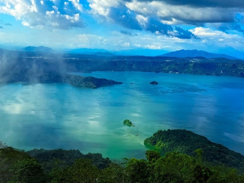 El espacio cuenta con área de restaurante y amplio parqueo techado para los visitantes.