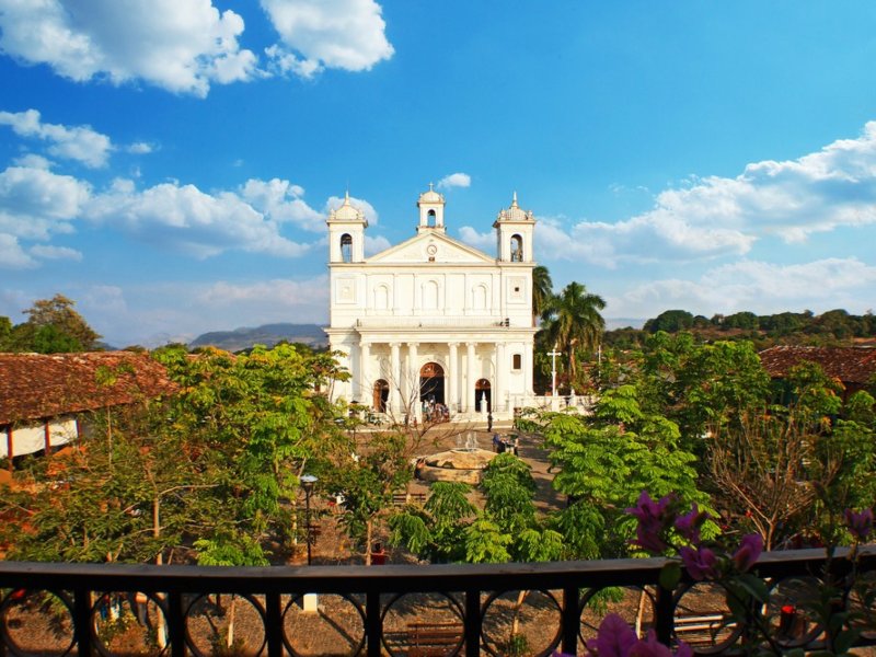 El Parque Central es el punto perfecto para sentarte, caminar y sentir Suchitoto.