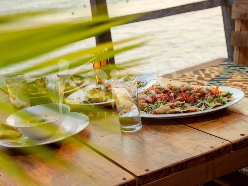 Mariscos, tragos y ambiente para pasarla bien: Kakos es de esos lugares donde la noche en El Tunco se pone mejor.