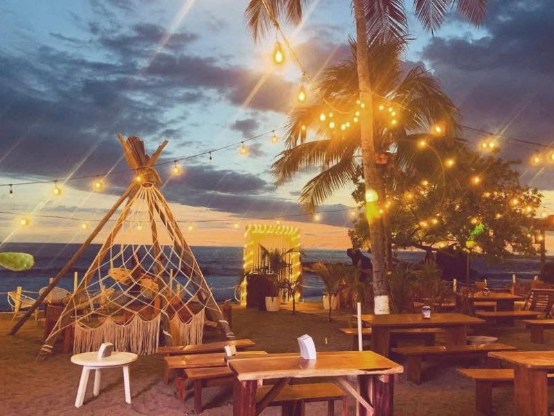En La Bonita el tiempo se detiene: mariscos, buena música y vibra de beach club para disfrutar El Tunco como se debe.