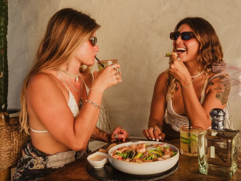 En La Bonita el tiempo se detiene: mariscos, buena música y vibra de beach club para disfrutar El Tunco como se debe.